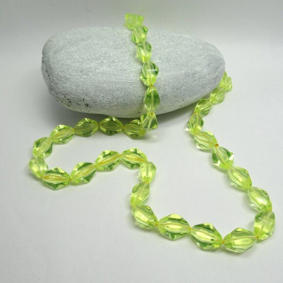 Uranium glass bead necklace - Picture 7 of 11